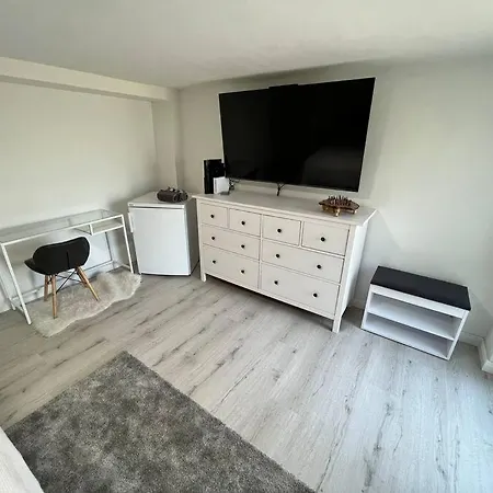 2 Mit Gemutlichen Kingsizebett Und 58'tv *