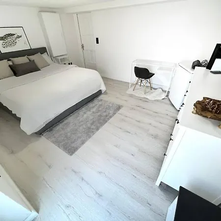 2 Mit Gemutlichen Kingsizebett Und 58'tv * Hannover